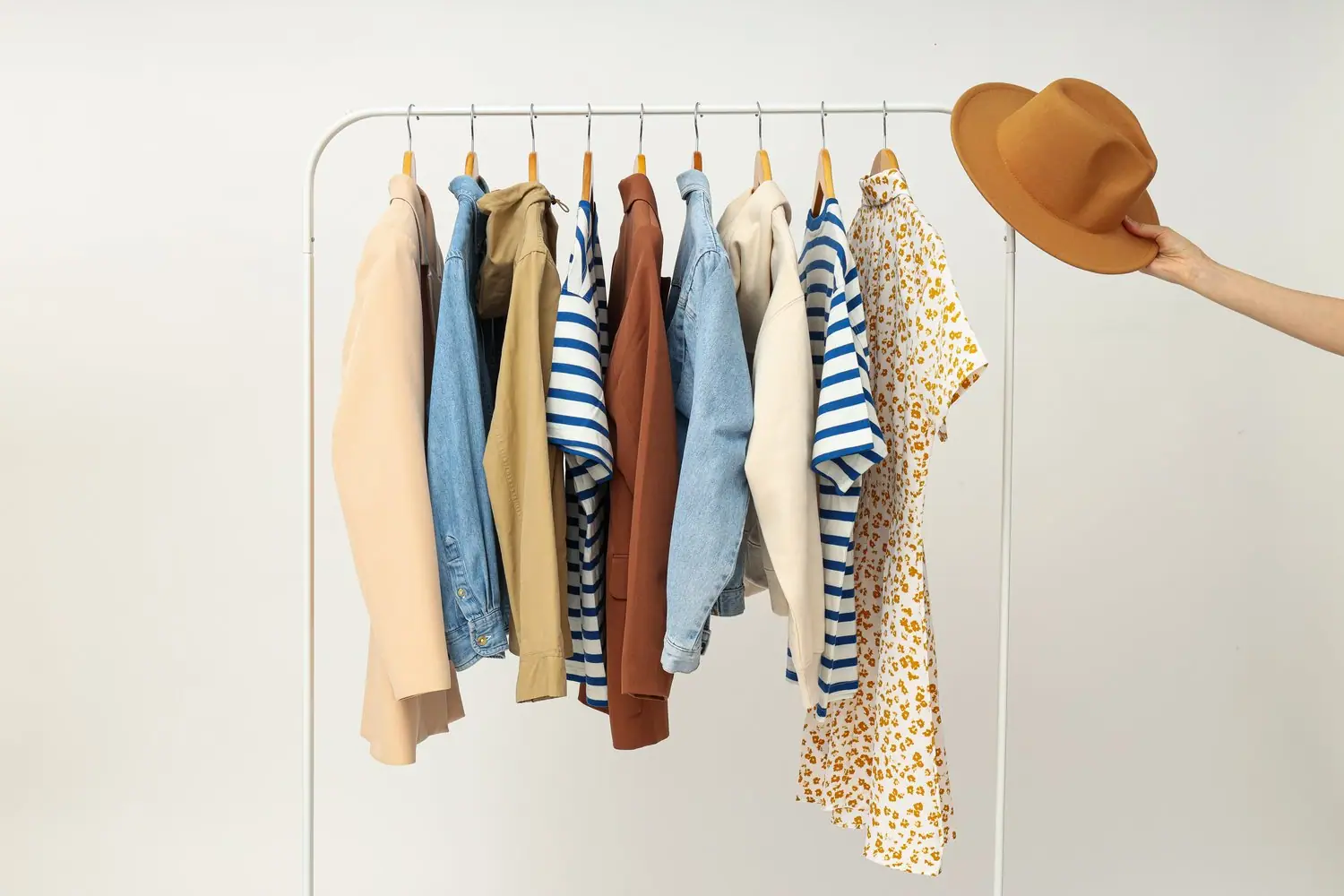 Capsule wardrobe na sezon wiosna-lato - praktyczny przewodnik