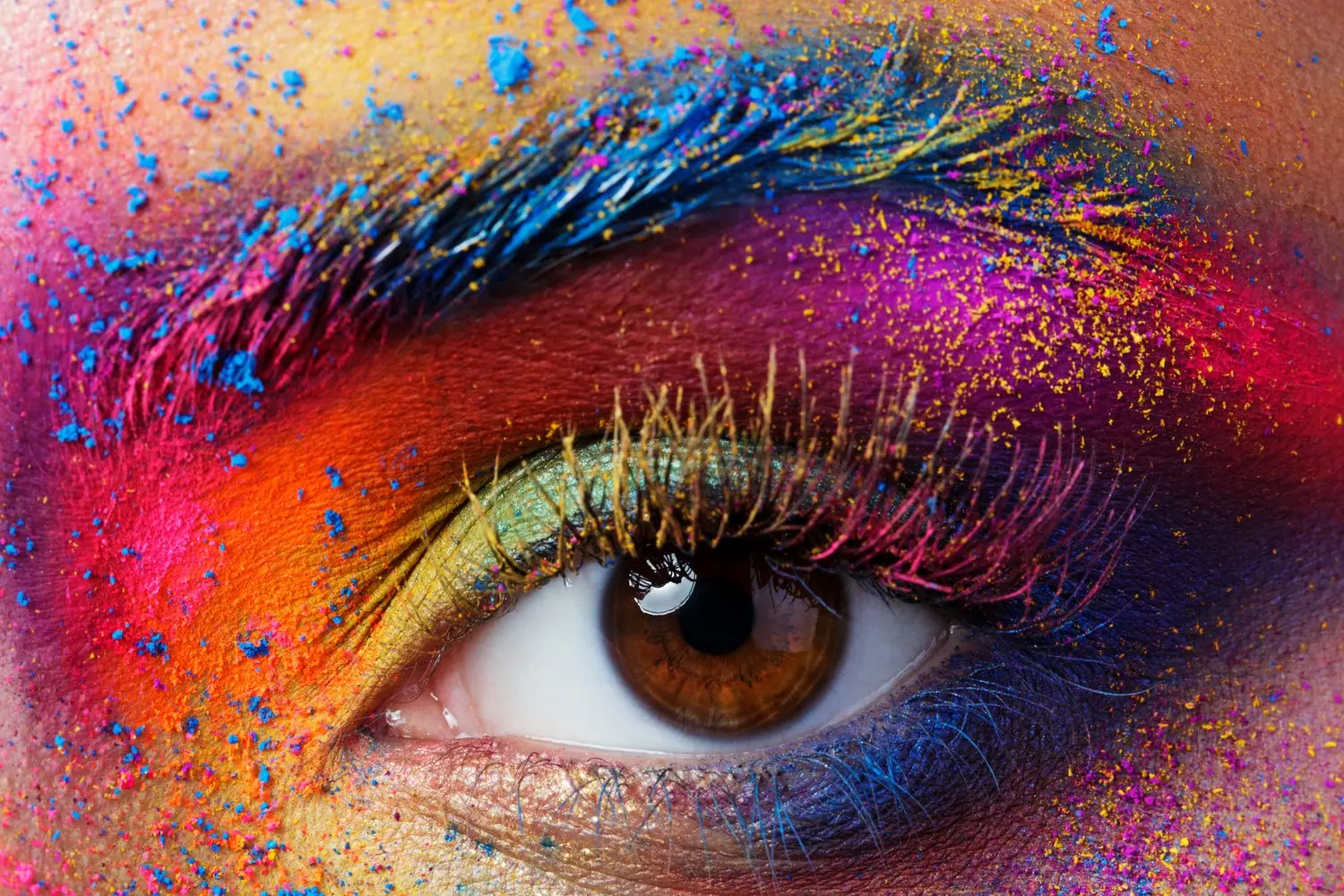 Kolorowe eyelinery w codziennym makijażu - kreatywne zastosowanie
