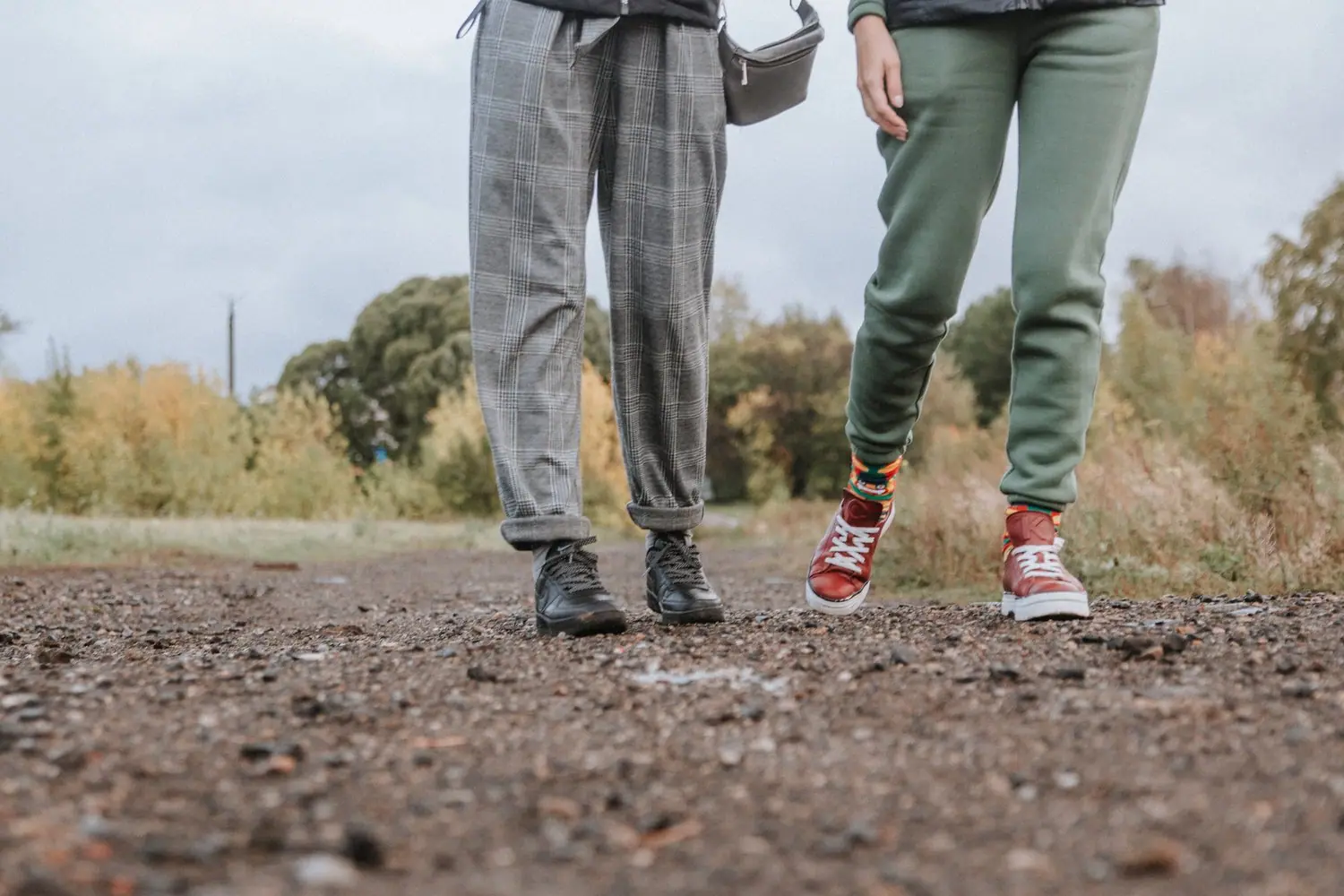 Jak dobrać odpowiedni krój spodni do butów