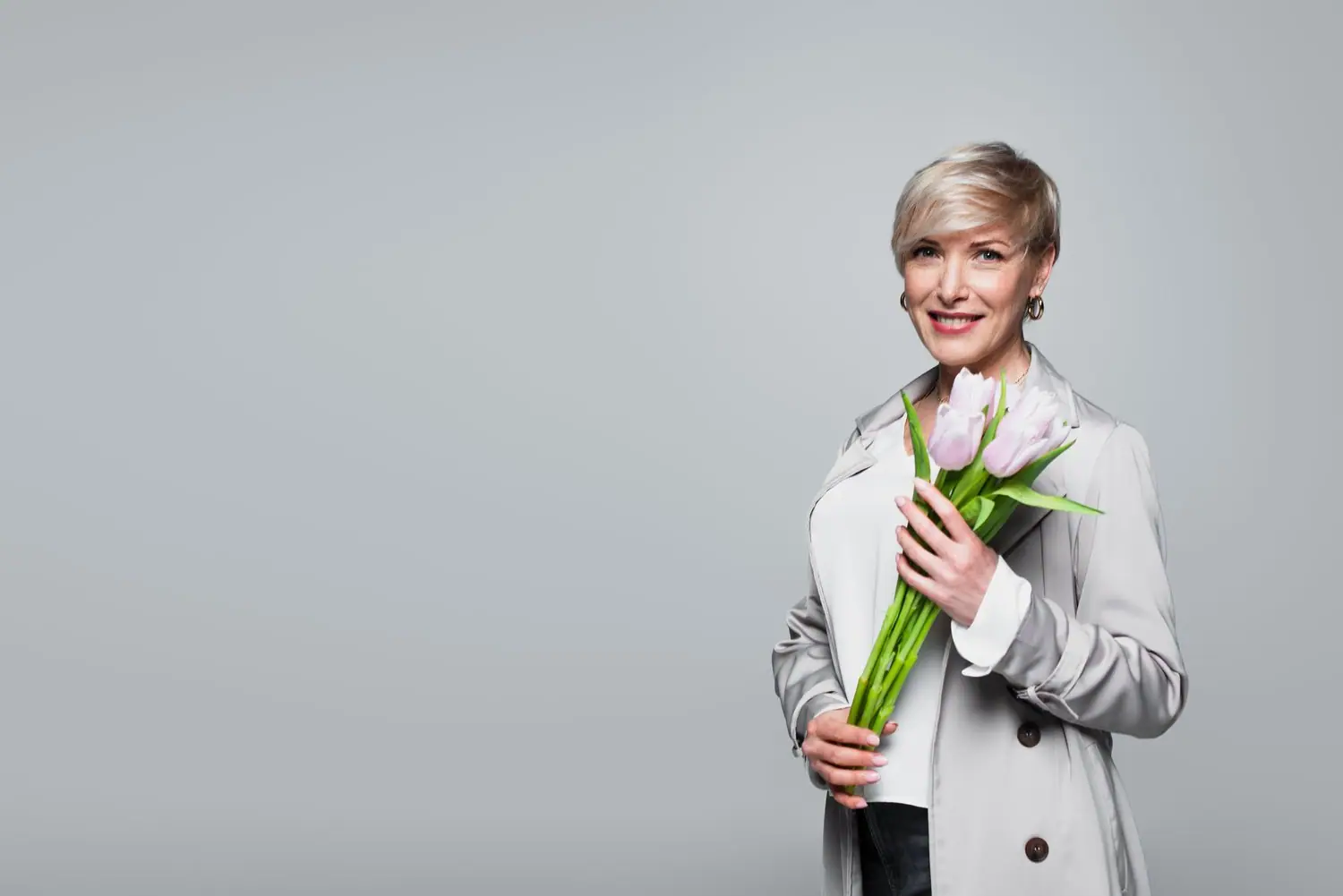 Jak nosić trendy w wieku 40+ - ponadczasowa elegancja