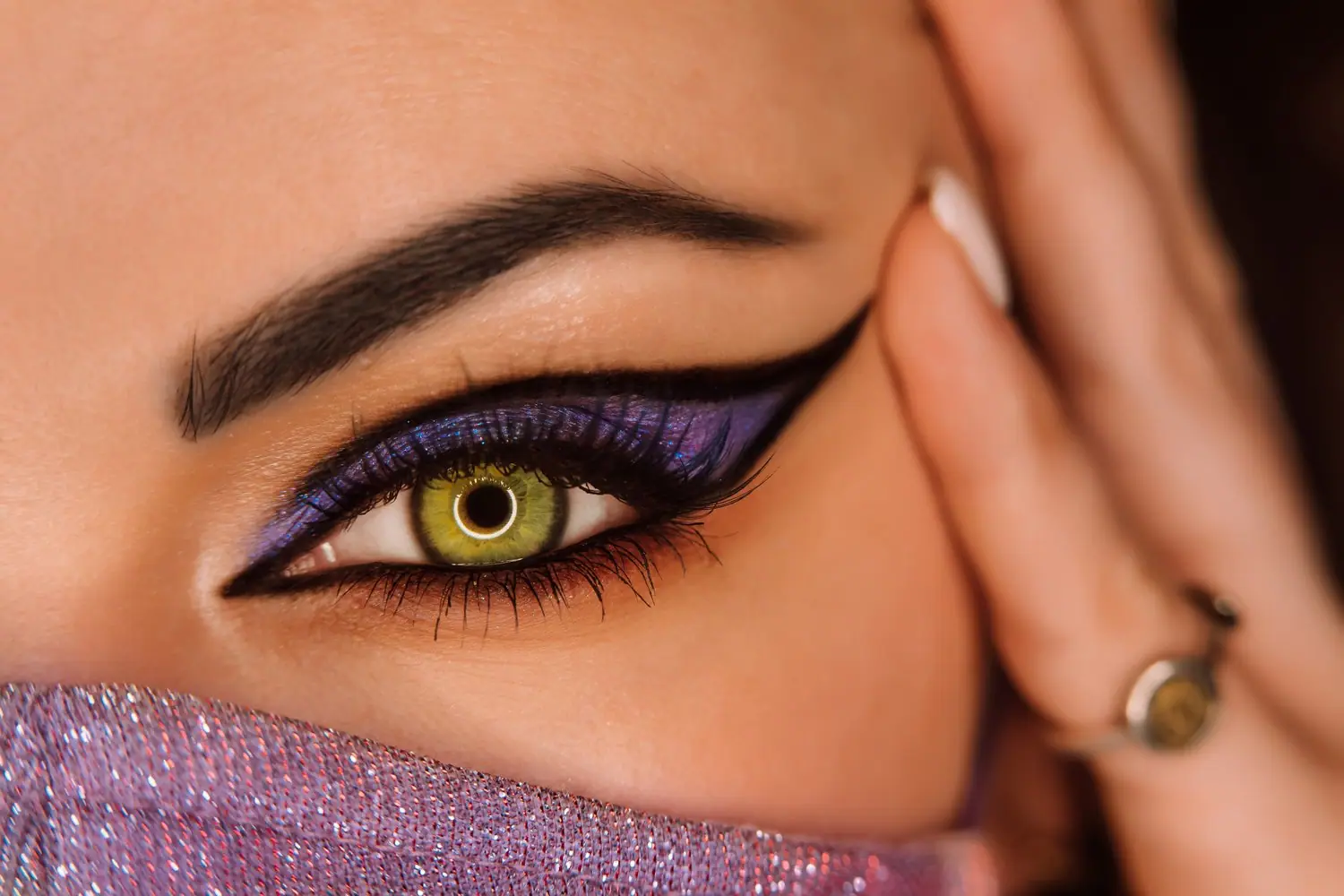 Jak wykonać cat eye eyelinerem - technika idealnej kreski
