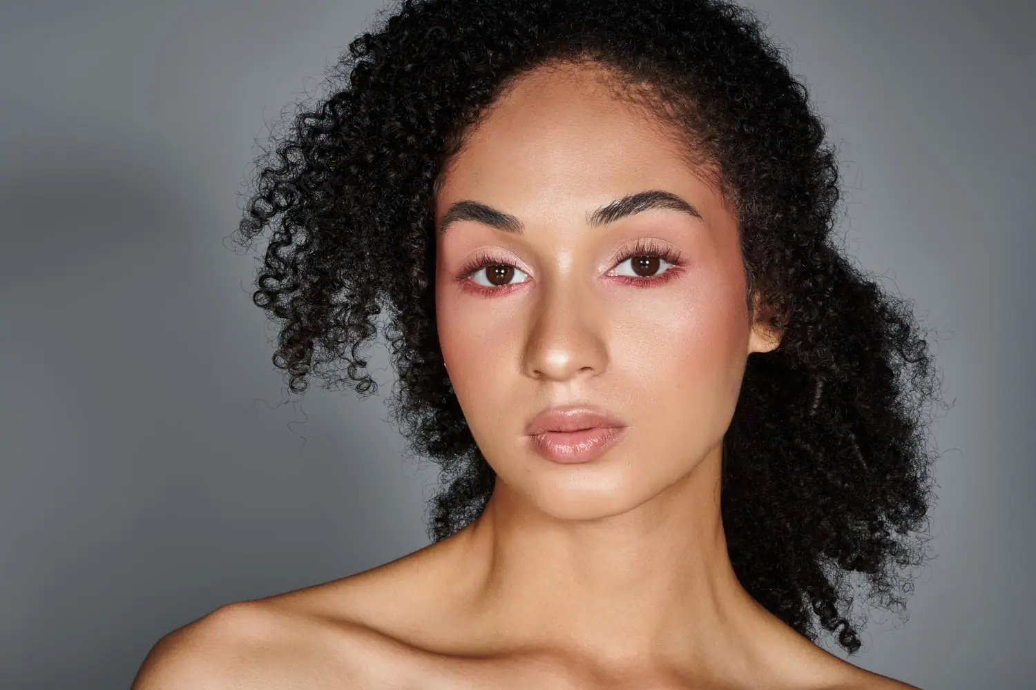 Jak wykonać makijaż nude look - naturalny efekt no makeup
