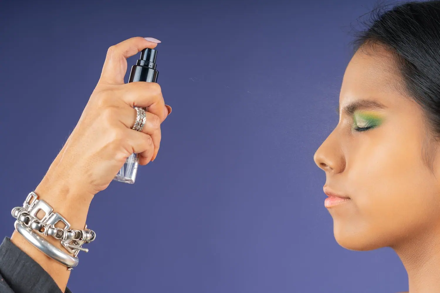 Jak zrobić domową mgiełkę utrwalającą makijaż - naturalne składniki