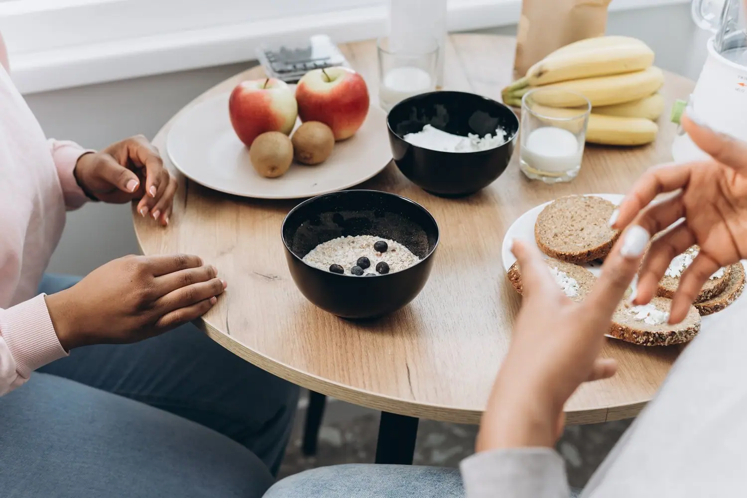 Jak praktykować slow eating - świadome jedzenie dla lepszego samopoczucia