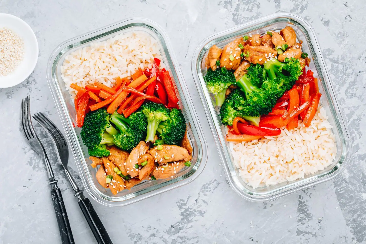Jak stworzyć tygodniowy meal prep dla zapracowanych - oszczędność czasu i zdrowia